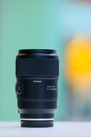 Objektiv Tamron 90 mm F/2.8 Di III MACRO VXD pro Sony FE + LED světlo Jupio PowerLED JPL200A