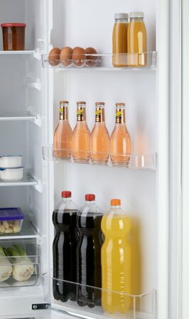 Lednice kombinovaná s mrazákem dole - DOMO DO91335C, Objem chladničky: 197 l *,