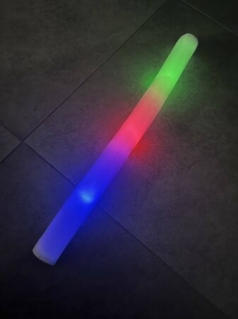 Trubice svítící pěna 47cm na baterie se světlem v sáčku