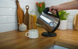 Rychlovarná konvice Huslog 1,7l stříbrná nerezová