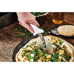Kráječ na pizzu de Buyer, 4970.10N, nerezová ocel, profesionální, kulatá,
zkosená čepel, ergonomická rukojeť