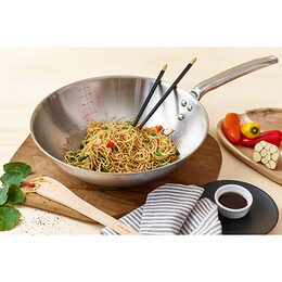 WOK pánev de Buyer, 3608.28, průměr 28 cm, objem 3 L, zahnutý okraj, na všechny
typy varných desek