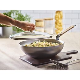 WOK pánev de Buyer, 5717.32 WOK, MINERAL B BOIS, 32 cm, dřevěná rukojeť a ouško,
zaoblená
