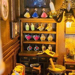 2Kids Toys Zarážka na knihy Domek kouzelnice Miry