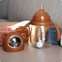 Kojenecká lahev Kidnort Jordbaer 240ml 6m+ hnědá