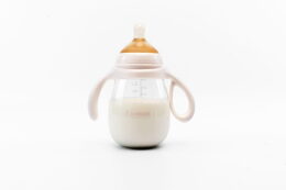 Kojenecká lahev Kidnort Jordbaer 300ml 6m+ béžová