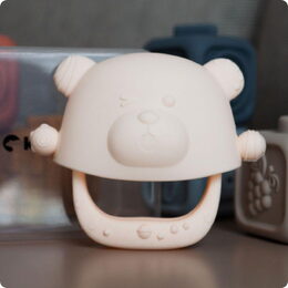 Silikonové kousátko Kidnort Glitre béžové 3m+