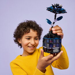 LEGO® Wednesday 76784 Černá jiřina