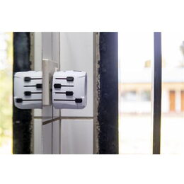 Cestovní adaptér pro celý svět