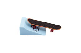 Skateboard prstový šroubovací s rampou plast 10cm asst mix barev na kartě