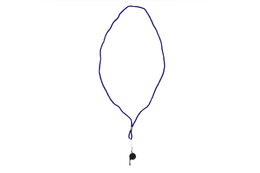 Píšťalka se šňůrkou kov/látka 5cm na kartě