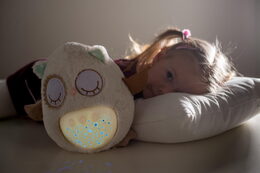 Teddies Sovička Usínáček plyš 25cm na baterie se světlem se zvukem