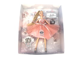 Panenka, růžové šaty