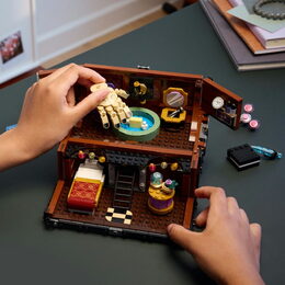 LEGO® Wednesday 76785 Věc a jeho byt