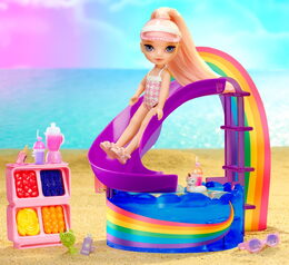 Rainbow High Sada s malou sestřičkou – bazén