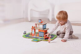 2Kids Toys Dřevěná stanice Hasiči 2 v 1