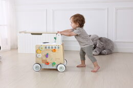 2Kids Toys Dřevěné chodítko Kuchyňka