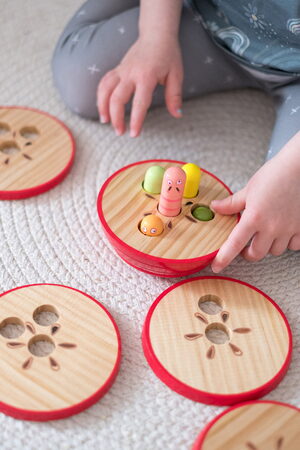 small foot Skládačka jablko s červíky