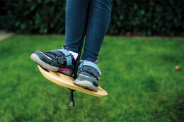 Hračka Small Foot houpací disk s rukojeťmi Black Line