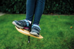 Hračka Small Foot houpací disk s rukojeťmi Black Line