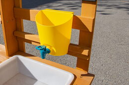 2Kids Toys Dřevěná zahradní kuchyňka s dřezem