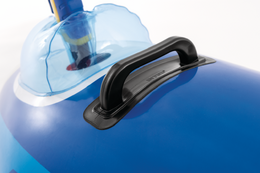 Nafukovací stíhačka s vodní pistolkou