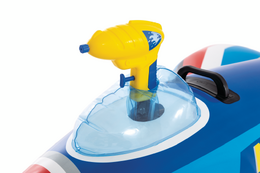 Nafukovací stíhačka s vodní pistolkou