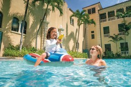 Nafukovací stíhačka s vodní pistolkou