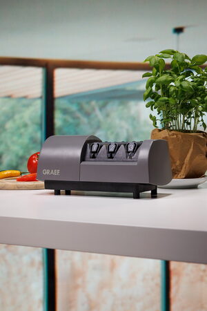 SG 530 ELEKTRICKÝ BROUSEK NOŽŮ GRAEF