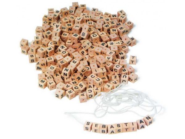 Small Foot Dřevěné navlékací korálky Písmenkové kostky