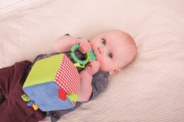 Bigjigs Baby Textilní aktivní kostka