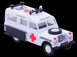 Stavebnice Monti 35 Unprofor Ambulance Land Rover 1:35 v krabici 22x15x6cm