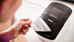 Tiskárna Brother samolepících papírových štítků QL-700, 62mm, DK páska, USB 2.0 - 3 roky záruka po registraci