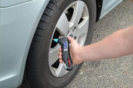 Měřič tlaku v pneu Compass SAFETY TOOL