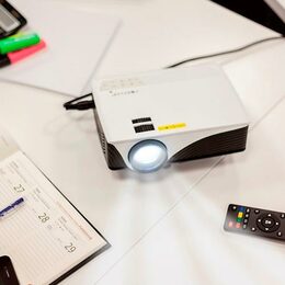 Multifunkční LED projektor Forever MLP-110 s OS Android a WiFi
