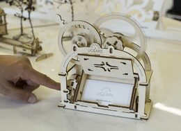 Ugears 3D dřevěné mechanické puzzle Box na vizitky