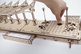 Ugears 3D dřevěné mechanické puzzle Železniční nástupiště