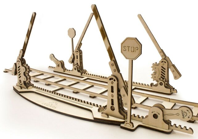 Ugears 3D dřevěné mechanické puzzle Železniční přejezd s 4 m kolejí