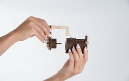 Ugears 3D dřevěné mechanické puzzle Zámek