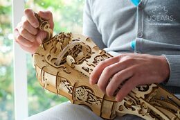 Ugears 3D dřevěné mechanické puzzle Niněra (Hurdy-Gurdy)