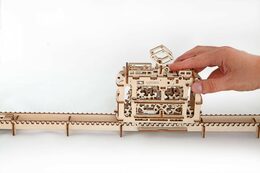 Ugears 3D dřevěné mechanické puzzle Kabinová lanovka s tratí