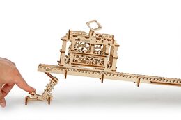 Ugears 3D dřevěné mechanické puzzle Kabinová lanovka s tratí