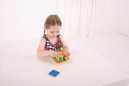 Bigjigs Baby Nasazování barevných tvarů na tyče - poškozený obal