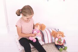 Hračka Bigjigs Toys Růžový kabátek s čepičkou pro panenku 28 cm