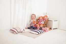 Hračka Bigjigs Toys Růžové šaty s pruhovaným lemováním pro panenku 34 cm