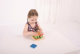Hračka Bigjigs Toys Baby Nasazování barevných tvarů na tyče