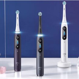 iO8 SERIES BLACK ONYX KARTÁČEK ORAL-B