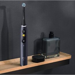 iO8 SERIES BLACK ONYX KARTÁČEK ORAL-B