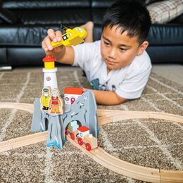 Bigjigs Rail Tunel s majákem a heliportem