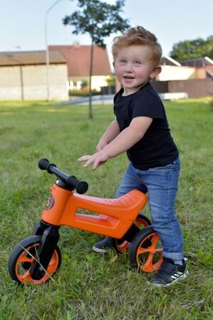 Odrážedlo FUNNY WHEELS Rider SuperSport oranž. 2v1+popruh, výš. sedla 28/30cm nos. 25kg 18m+ v sáčku